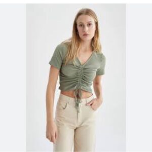 no boundaries size large green scrunched crop top